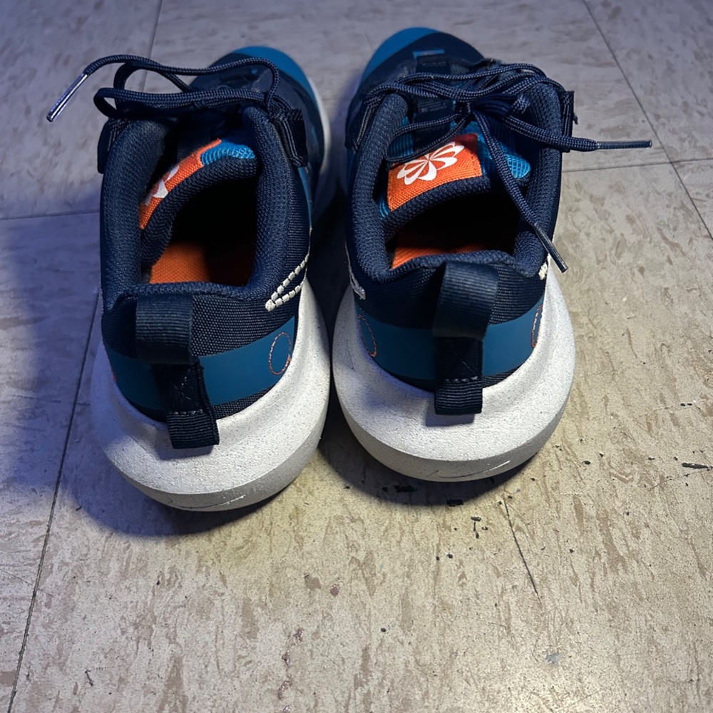 Sneakers - Picture 2 of 4